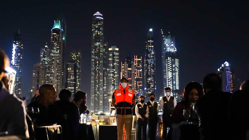 tour-dubai-marina-dinner-cruise-safety-briefing