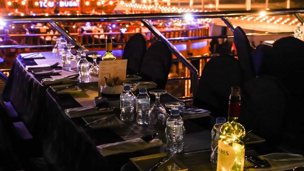 tour-dubai-marina-dinner-cruise-exterior-tablescape