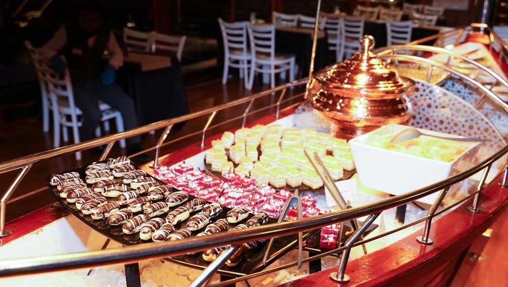 tour-dubai-marina-dinner-cruise-interior-buffet-boat-dessert