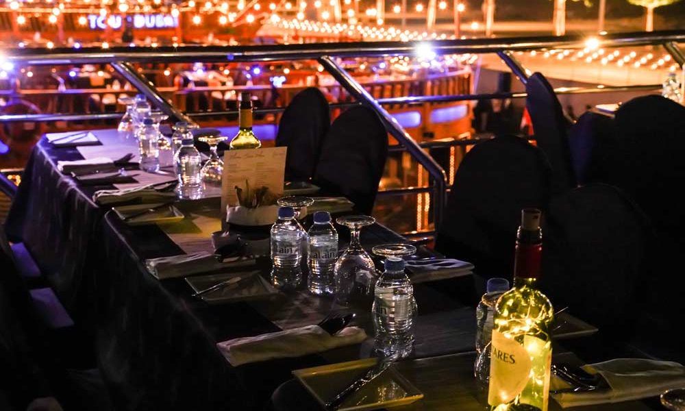 tour-dubai-marina-dinner-cruise-exterior-tablescape