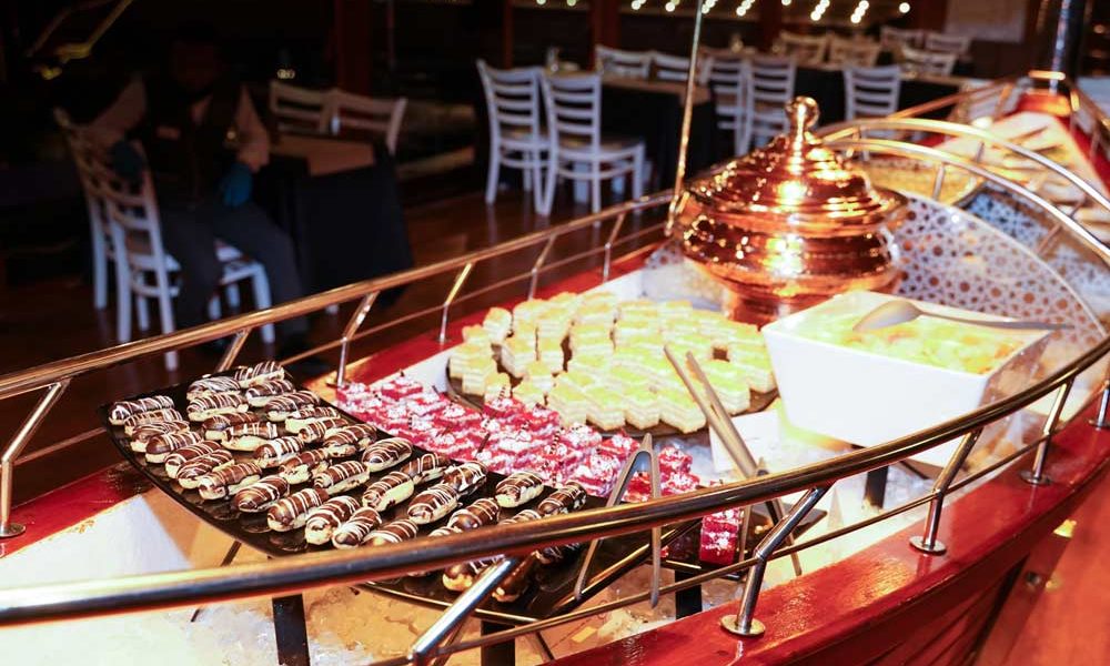 tour-dubai-marina-dinner-cruise-interior-buffet-boat-dessert
