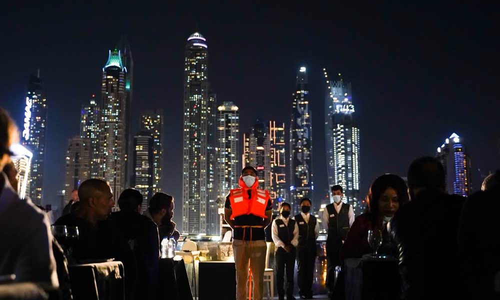 tour-dubai-marina-dinner-cruise-safety-briefing